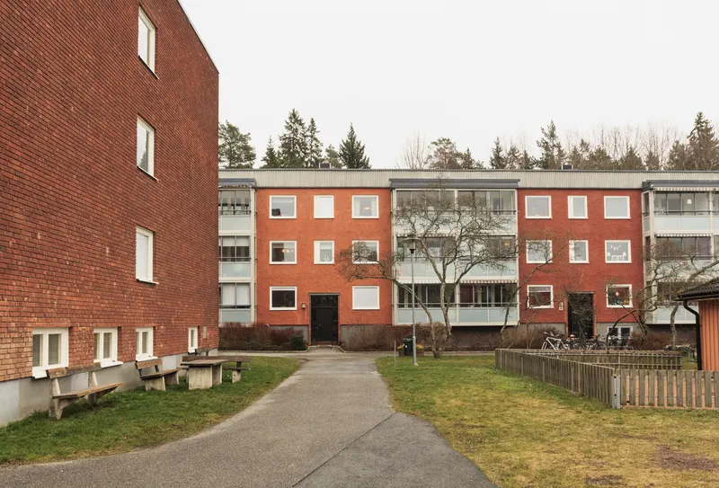 Flerbostadshus i tegel i Täby från den tid då blåbetong användes